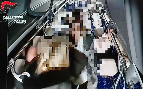 Percosse e minacce sul bus Pont-Rivarolo Canavese. Dieci denunciati. Nove sono minorenni
