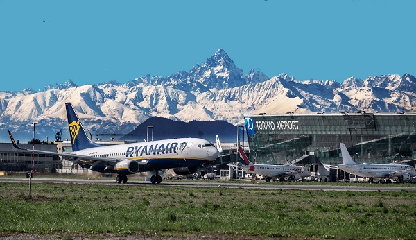 Caselle, “Turbolenze e guasto tecnico”. Momenti di paura tra i passeggeri di volo Ryanair per Lamezia
