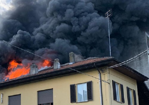 Paura in via IV Novembre a Rivarolo Canavese: le fiamme distruggono il tetto di una palazzina