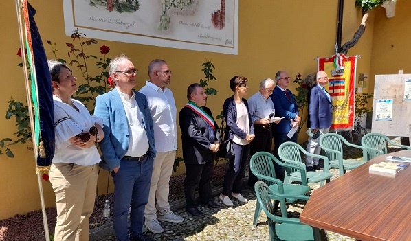 Inaugurato nel cortile del Comune a Valperga il “murales” che celebra la bellezza e la diversità del territorio