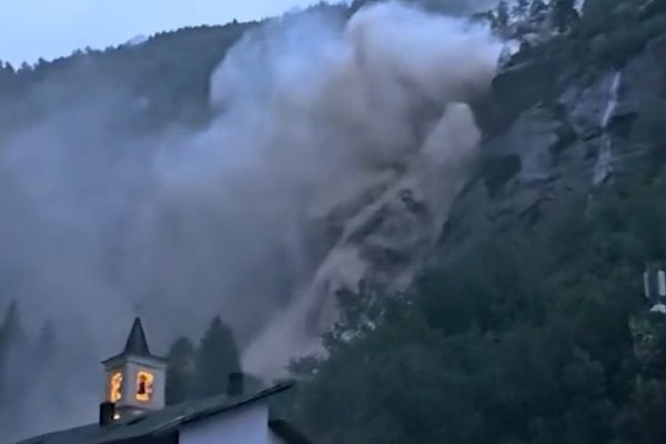 Disastro a Noasca: la furia della cascata esplode sopra le case e sommerge il ponte per Ceresole