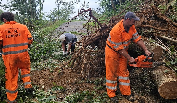 Castellamonte: dopo la tempesta soccorritori e cittadini al lavoro. Mazza: “Orgoglioso di essere vostro sindaco”