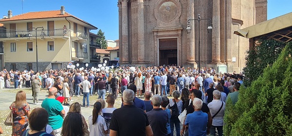 Favria: dolore, palloncini bianchi e mille persone al funerale dell’infermiera Luisella Rocca