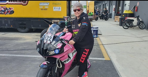 Muore a 47 anni in un incidente a San Benigno: la comunità motoristica piange Simona Castelli