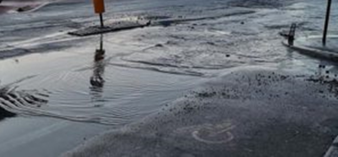 Chivasso, la rete idrica è al collasso. Esplode un altro tubo e si allagano le strade. La rabbia dei residenti