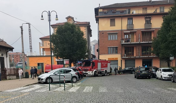 Devastante incendio a Chivasso: le fiamme danneggiano due abitazioni in via Clara