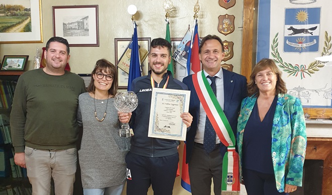 Andrea Ragonesi, campione del mondo di biliardo, festeggiato in Comune a Volpiano