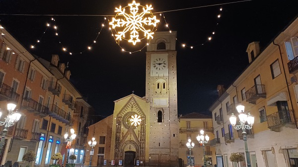 Chivasso, da dicembre a gennaio sosta gratis per 30 minuti nelle strisce blu per agevolare le vendite