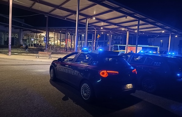 Chivasso, rafforzata la vigilanza nella stazione ferroviaria: sgomberi e controlli contro degrado e aggressioni