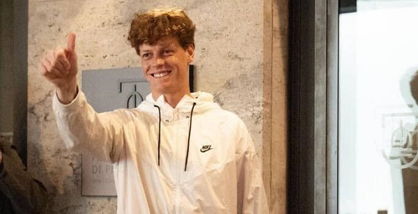 Bagno di folla a Torino per Jannik Sinner, il Signore del tennis, che prenderà parte alle ATP Finals