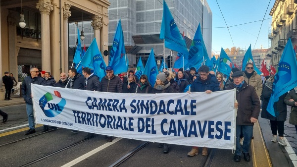 Delegazione della Uil canavesana alla manifestazione di Torino contro la manovra del governo