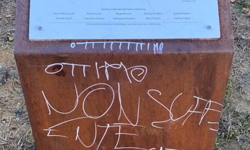 Rivarolo, i vandali deturpano la scultura “Primavera” dedicata ai giovani vittime di un incidente