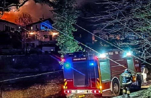 Val di Chy, vigilia di Natale in fiamme: incendio devasta un’abitazione ad Alice Superiore