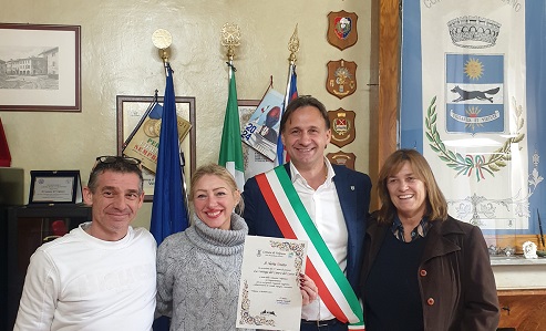 Volpiano, festeggiati in Comune i 30 anni di attività imprenditoriale della commerciante Ilaria Doato