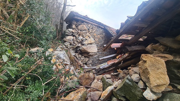 Borgofranco d’Ivrea: precipitano macigni dal fianco della montagna. Devastato un balmetto