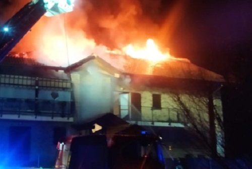 Notte di paura a Brandizzo: un incendio distrugge il tetto di una palazzina. Evacuati i residenti