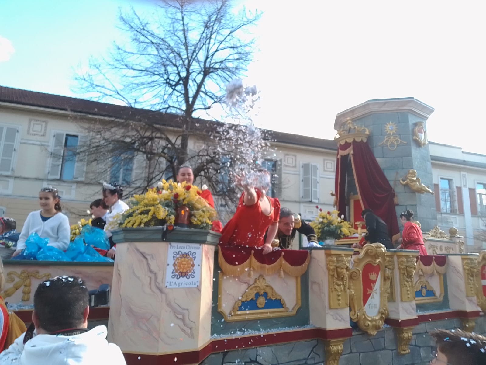 Chivasso, la città impazzisce per lo splendido Carnevalone baciato dal sole. Trionfo per Tolera e Abbà