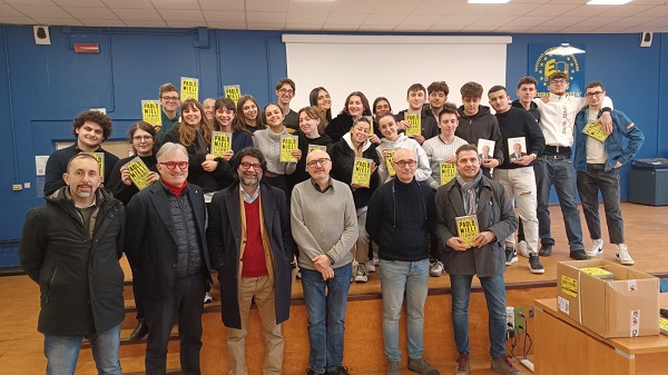 Chivasso, il Comune dona ai maturandi il libro di Paolo Mieli “Fiamme dal passato”