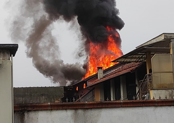 Incendio in frazione Rodallo di Caluso, villette in fiamme, evacuate quattro famiglie