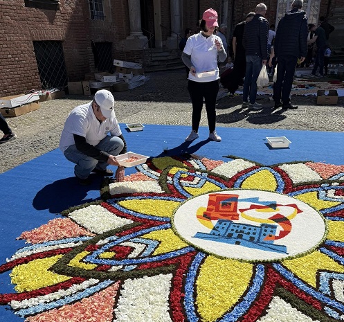 Agliè: l’Infiorata illumina il borgo nell’ultima giornata di voto per “Il Borgo dei Borghi”