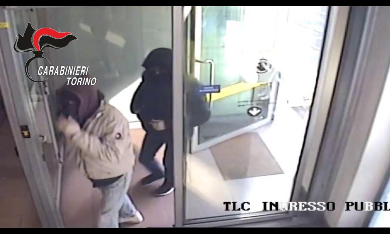 Caselle, colpo alle Poste con coltello e pistola: i carabinieri individuano uno dei rapinatori