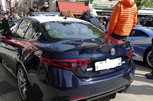 Tensione in piazza Chioratti a Rivarolo Canavese: lite tra uomo e donna degenera in aggressione