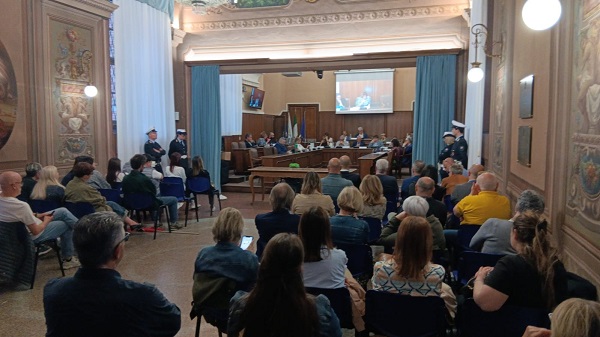 Tari alle stelle, protesta in Consiglio a Chivasso: i commercianti abbandonano l’aula gridando “Vergogna!”