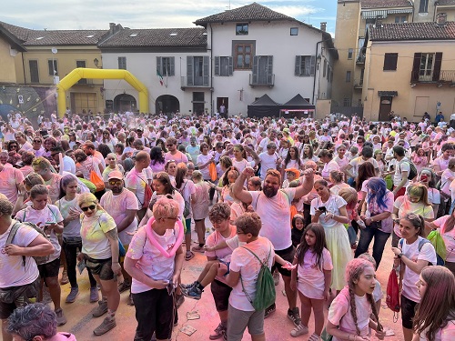 “Hope Color 2025”: una grande ondata di colori, emozioni e solidarietà ha invaso le strade di Chivasso