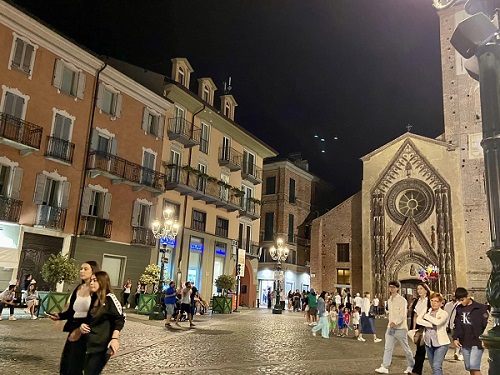 Chivasso, musica e shopping nel centro storico: torna “Shopping ed aperitivo in musica”