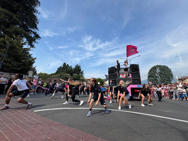 Rivara in festa con la Carovana del Giro d’Italia: colori, musica ed entusiasmo contagioso per adulti e piccini