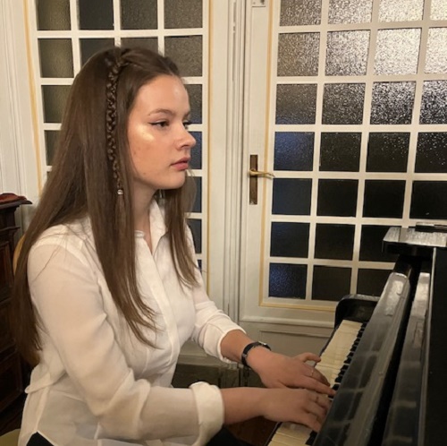 Zela Faruolo, giovane talento del pianoforte: da Rueglio ai palchi piemontesi tra passione, studio e grandi esibizioni