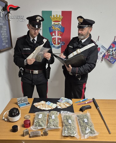 Valperga, arrestato 23enne per spaccio: nascondeva la droga anche nel sottotetto del vicino