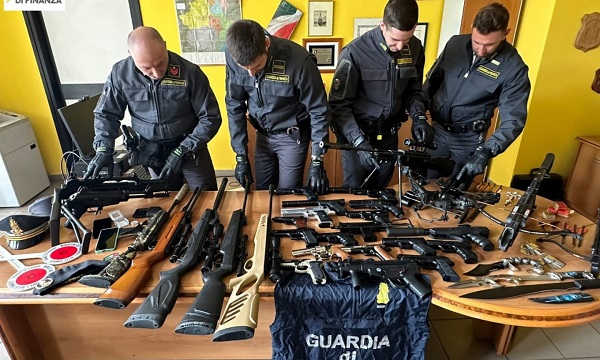 Agliè, arsenale di armi in casa e droga in auto: 58enne arrestato dagli agenti della Guardia di Finanza