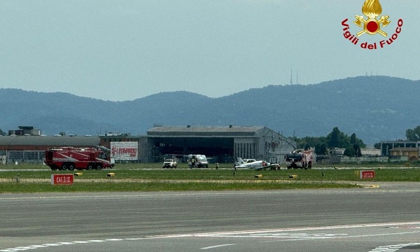 Caselle, aereo leggero fuori pista durante l’atterraggio: pilota illeso, scalo chiuso per mezz’ora