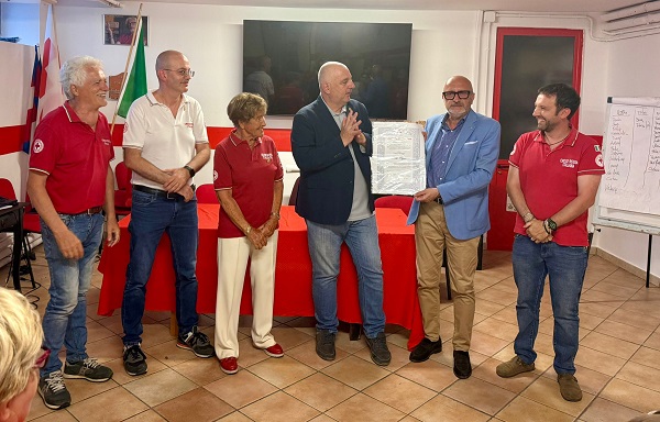 Castellamonte: la Croce Rossa ha conferito a Beppe Pezzetto il diploma di Benemerenza e la medaglia di Prima Classe