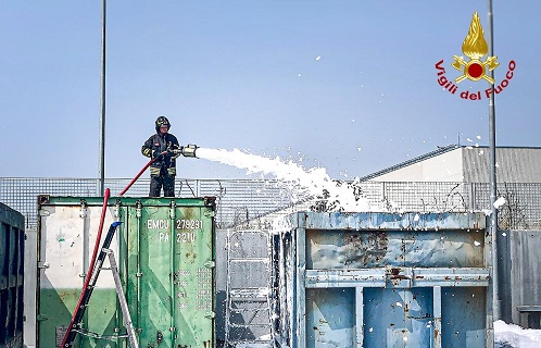 Chivasso, incendio al Bennet: in fiamme un compattatore dei rifiuti. Intervento dei Vigili del Fuoco