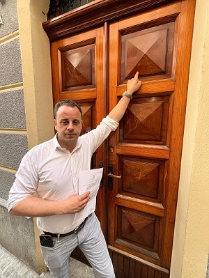 Chivasso: scritta “ebreo infame” incisa sulla porta del consigliere Doria: l’intolleranza che fa male due volte
