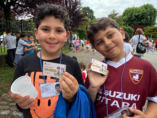Educazione stradale: a Rivara, in sella alla sicurezza. I bambini della “primaria” conquistano la “Bici Patente”