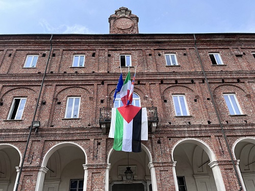 Il Comune di Chivasso espone la bandiera palestinese: appello del sindaco per il cessate il fuoco a Gaza
