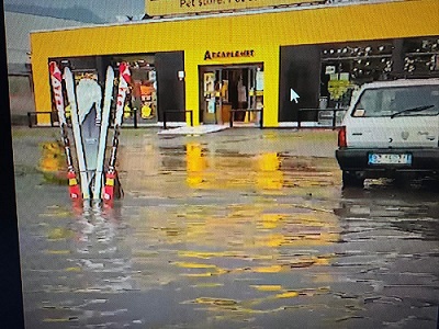 Ivrea, strade come fiumi ad ogni temporale: proteste dei residenti tra allagamenti e fermate bus impraticabili