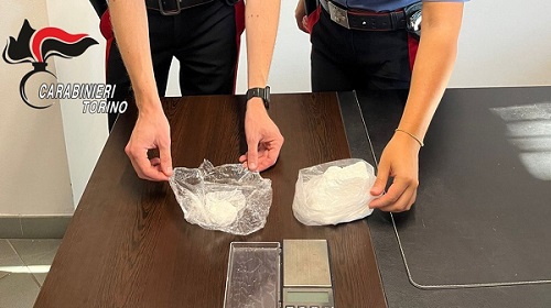 Volpiano, arrestato 27enne con oltre 200 grammi di cocaina: in camera d’albergo scoperto il materiale destinato allo spaccio