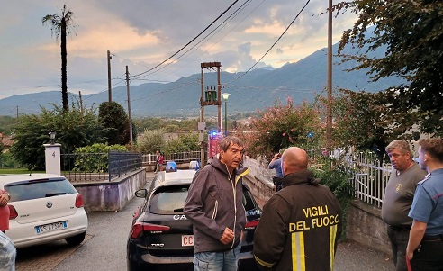 Borgofranco d’Ivrea, fulmine colpisce un palo della rete elettrica: blackout, recinzioni danneggiate e piante incendiate