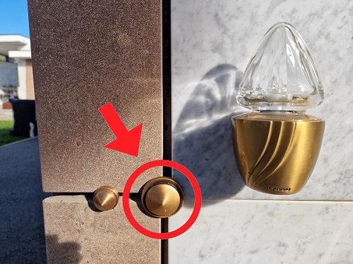 Leinì, furto nel cimitero: trafugate oltre 100 borchie di bronzo dalle lapidi. E monta l’indignazione dei residenti