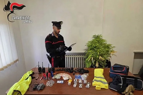Canavese, scoperto un “kit del truffatore”: false divise, targhe manipolate e spray al peperoncino. Tre denunciati