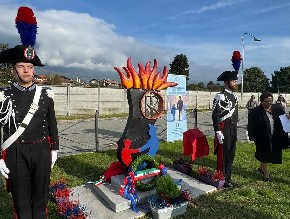 Valperga rende omaggio al maresciallo Enzo D’Alessandro: inaugurato il monumento in sua memoria