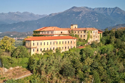 Bollengo, in vendita il castello di Costantino Nigra: 70 stanze e vista sulle Alpi per 1 milione e 350 mila euro