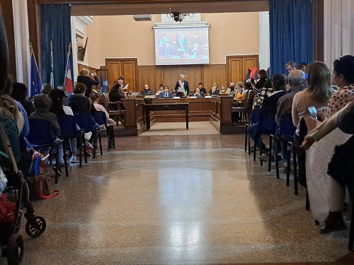 Il Comune di Chivasso consegna 52 cittadinanze onorarie ai minori stranieri: “L’identità è partecipazione”