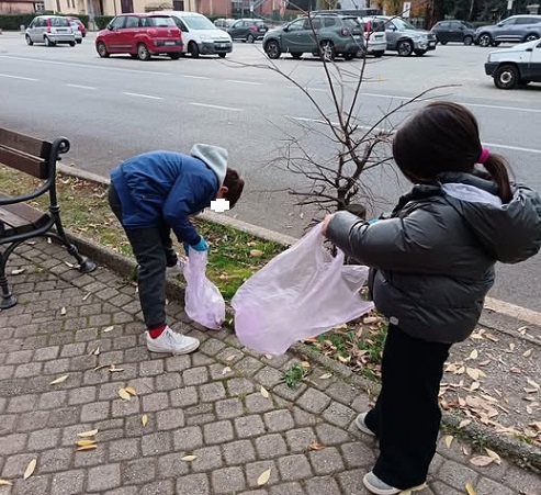 A Favria due giovanissimi esempio di civiltà: ripuliscono i marciapiedi del paese sporcati dagli adulti