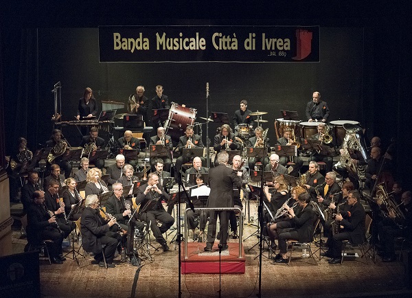 Ivrea, al Giacosa la Banda Musicale presenta “Tasti bianchi&Tasti neri”: dialogo tra pianoforte e Hammond