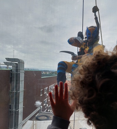 I Supereroi scendono dal cielo per i piccoli pazienti: a Ivrea la magia di Halloween entra in ospedale